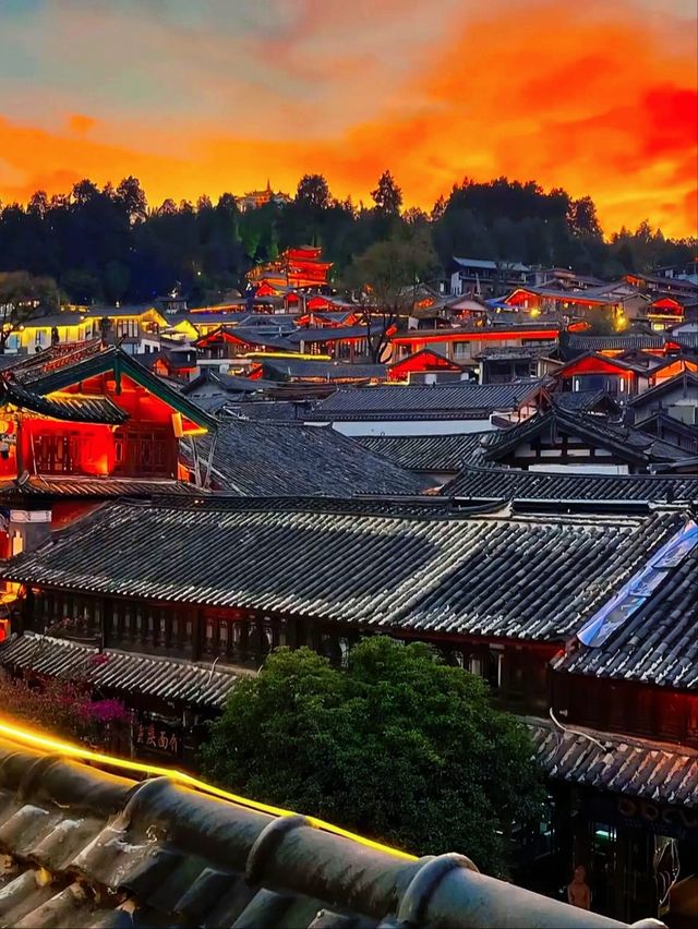 探索未知嘅精彩：夜晚嘅麗江古城燈火闌珊  喺路上：記錄每一處風景與感動 用腳步丈量世界 雲南麗江古城