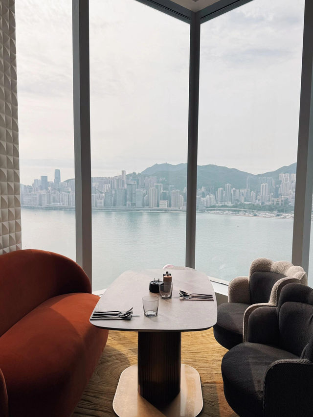 遛娃玩轉香港，今次最驚喜的竟然是夢卓恩酒店的海景！作為City游鼻祖，香港的酒店體驗真的好重要～帶娃揀酒店，地段、乾淨、海景缺一不可，最期待的就是躺係床上睇維港🌊 