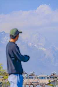 喺白沙古鎮寫張明信片，一抬頭就撞見玉龍雪山嘅溫柔