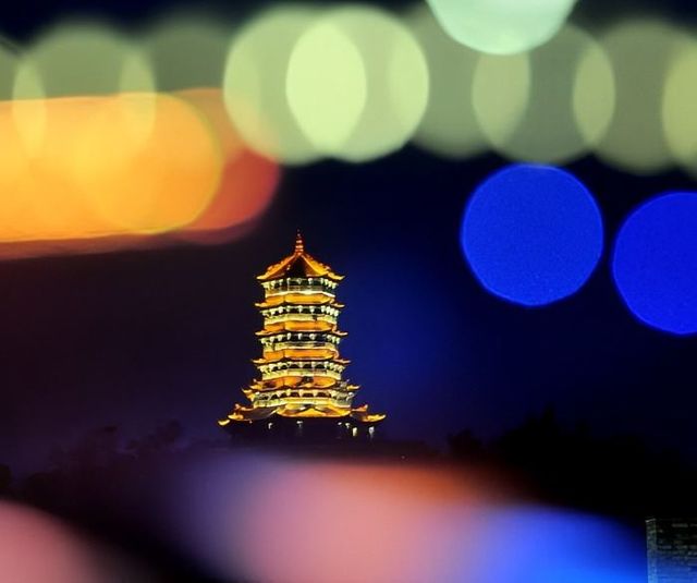 涼爽的岷江河風，街頭閃爍的霓虹燈