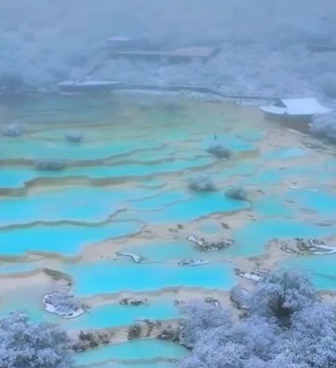 四川黃龍景區迎今秋首雪