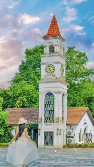 I've had a bad experience visiting Moganshan! I prefer the entire Yu Street to the square.

Every weekend when I escape the city to Moganshan, I always make sure to visit Yu Village Square!

Plane trees boulevard, retro clock.