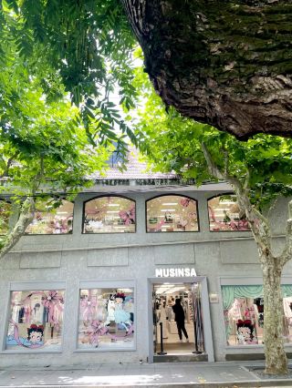 Why does Anfu Road remain timeless? Why is it the go-to reason for travelers heading to Shanghai? 🌿
💬 The debate has never ceased. Many criticize Anfu Road for being nothing more than a noisy influencer hotspot, draining the original charm of the old city. Yet, if you step away from the bustle, you'll find that the streets still hold onto the authentic, old-fashioned daily life of Shanghai, while trendy fashion and modern dining thrive. The local charm of the past and the vibrant energy of the present blend together; old villas paired with modern eateries allow this historic street to constantly cultivate new vitality.
🌳 Century-old plane trees shade the long street, while old villas stand in silent repose.
As the city moves forward, the layout of the old street remains unchanged. Elegant restaurants, transformed from old villas, embrace Shanghai's unique, laid-back brunch culture, where a leisurely Western lifestyle gently blends into the fabric of the old city.
🏡 Old buildings house new businesses, and old alleys bloom with new romance.
On one side is the relaxed, leisurely old-city life that locals have maintained for years; on the other is the modern lifestyle sparked by trendy dining and fashion culture. These two ways of life coexist here. The interweaving of old and new creates a unique atmosphere, shaping the exclusive urban character of Anfu Road. It is no longer a quiet, aging street, but one surging with youthful energy everywhere.
🍂 Beyond the gentleness of the streets and alleys, there lies a touch of poignant, minimalist loss.
The Xiaoshan Hall, designed by Kenya Hara to interpret Oriental minimalist aesthetics, has closed its doors. This aesthetic finale leaves behind a restrained, sophisticated, and timeless resonance for this romantic street.
🌬️ Midsummer light and shadow dapple the plane tree leaves, and the breeze drifts through the gaps of century-old buildings.
On one end is the authentic, time-honored Shanghai daily life; on the other is trendy energy and modern aesthetics. Those weary of the tourist crowds and those who cherish this vibrancy hold different views, yet this ongoing discussion has only served to shape Anfu Road's inimitable character. Slow your pace, stroll through the streets, and savor the relaxed, composed texture of life in an old city polished by time.
📍 Address: Anfu Road, Xuhui District, Shanghai
🚇 Transportation: Metro Line 7/10, Changshu Road Station