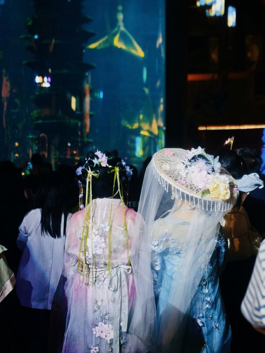 Family-friendly night tour near Wuhan | Lianjianghu Mermaid Underwater Show in a Cylindrical Tank