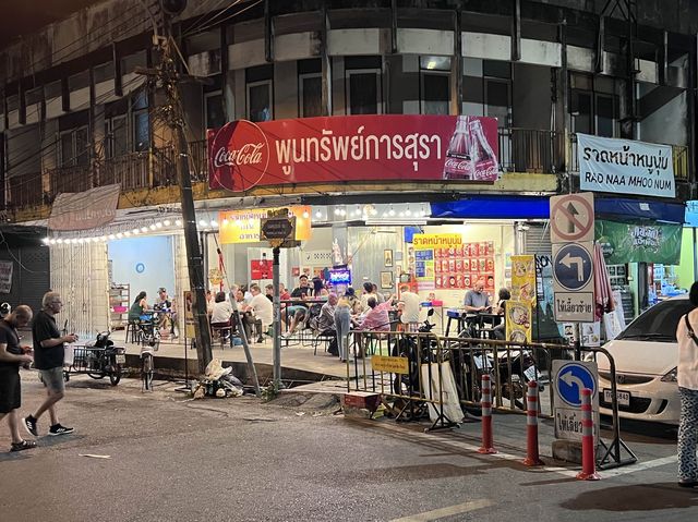 ร้านราดหน้าหมูนุ่ม ที่ไม่ได้มีเมนูเด็ดแค่ราดหน้า