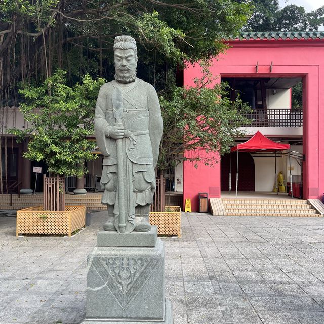 到沙田車公廟，轉風車，轉好運