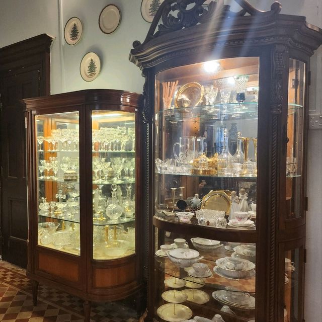 Room 8 咖啡店，古董收藏家