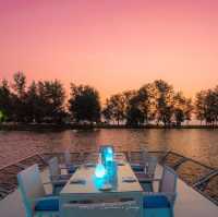 ร้านอาหารกลางน้ำ หน้าหาดบางเทาในโรงแรมหรู