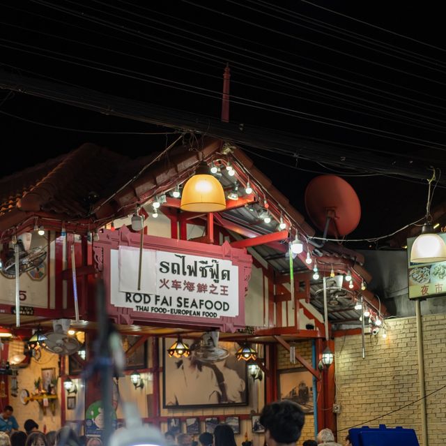 ตลาดโต้รุ่งหัวหิน จุดเช้คอิน กินเพลิน เดินเล่น