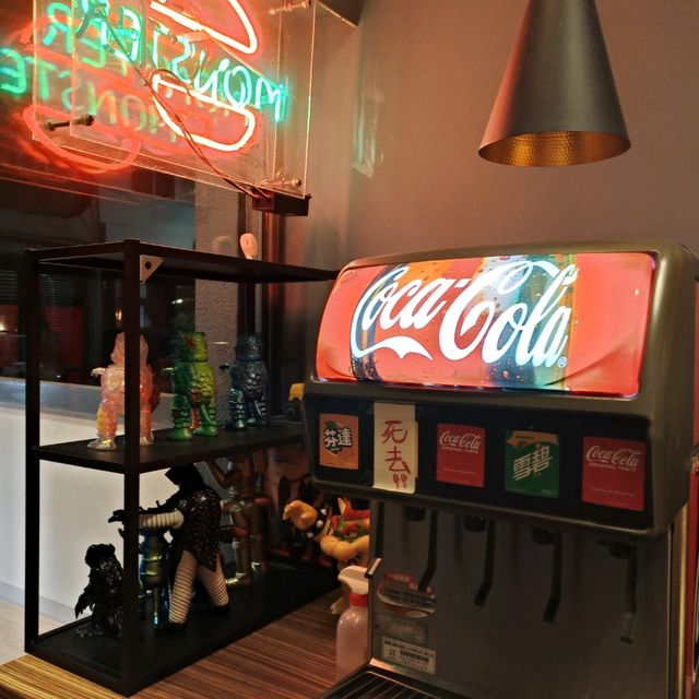 高雄暗巷美食系列~怪獸漢堡 美食漢堡薯條 日式餐廳設計風格 公仔迷必來