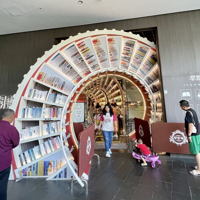 鐘書閣-走進有如時光隧道的紅色螺旋書架