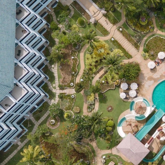 โรงแรมที่ภูเก็ตที่มีครบ สวนน้ำ คาเฟ่ ร้านไอศครีม 
