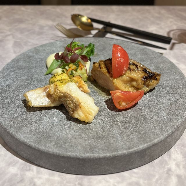 【大阪・梅田】土日祝限定のお肉料理とお魚料理のWメインランチ「ヨルゴハン Queux Norme 梅田店」