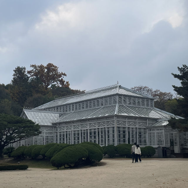 Palace famous for secret garden during autumn