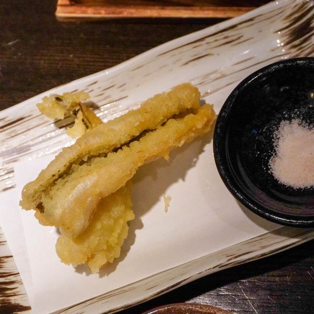 【主打以明爐炭火炮製的博多串燒】