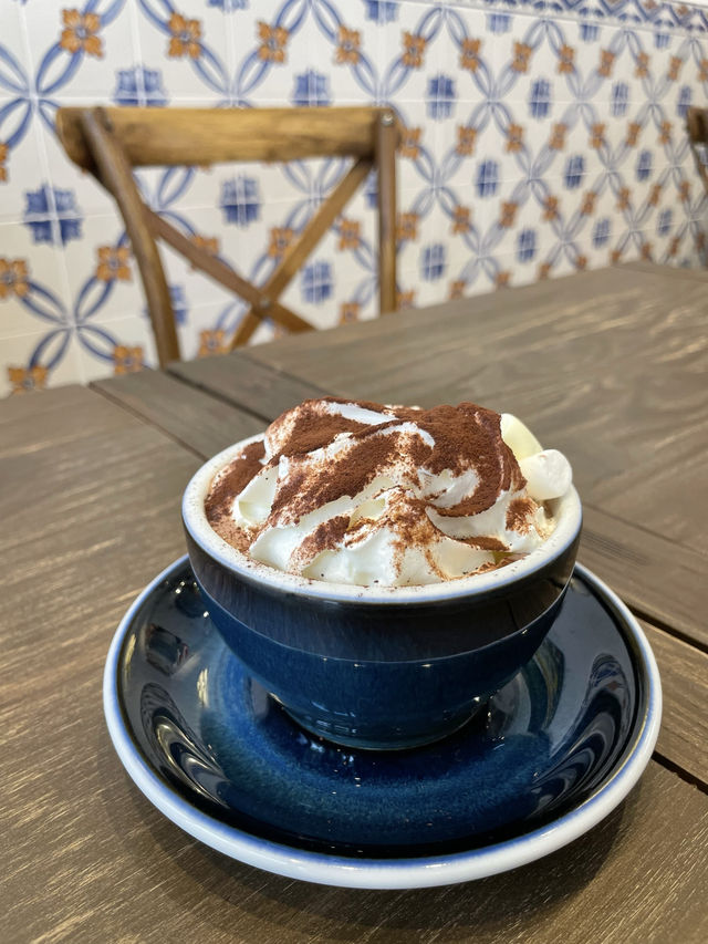 充滿葡萄牙風格藍白色Cafe