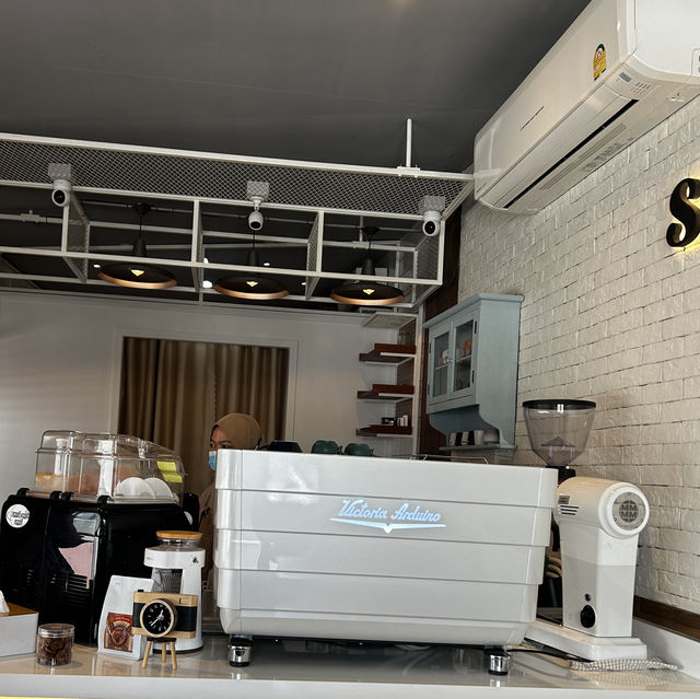 มานั่งกินบิงซูที่ Small Room ตือเบาะยะลา