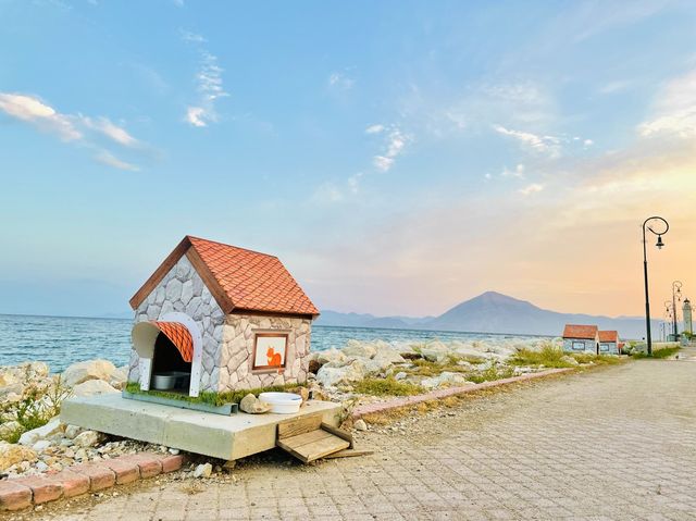 The sea views that embraced the city.