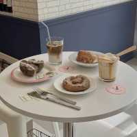 Cafe Hush：市中心明亮舒適，服務印象深刻