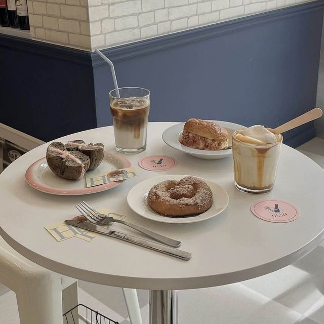 Cafe Hush：市中心明亮舒適，服務印象深刻