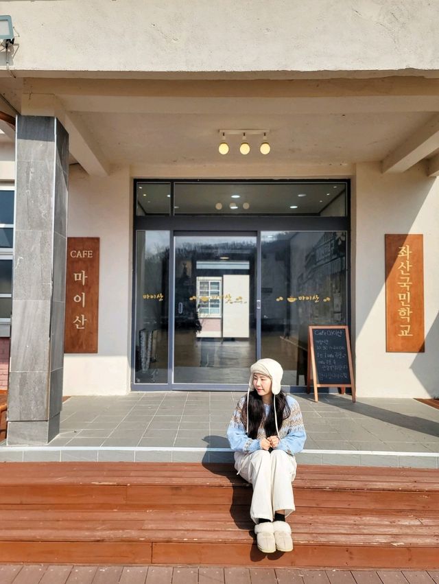 동심의 세계로 돌아간듯 폐교가 변신한 힐링카페☕️