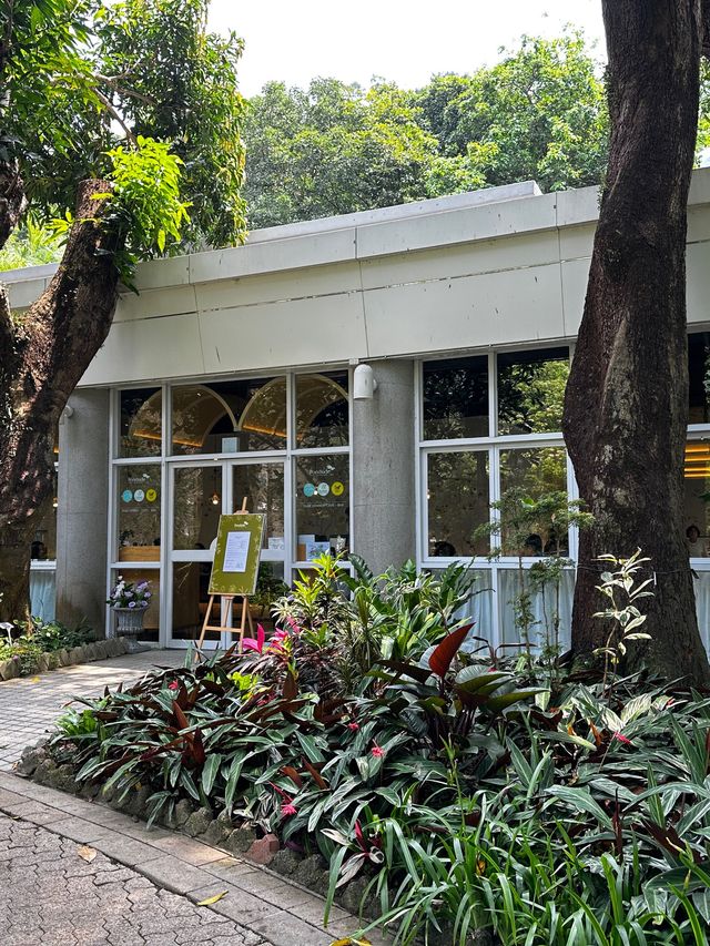 繁華都市香港公園中餐廳「Pondside」