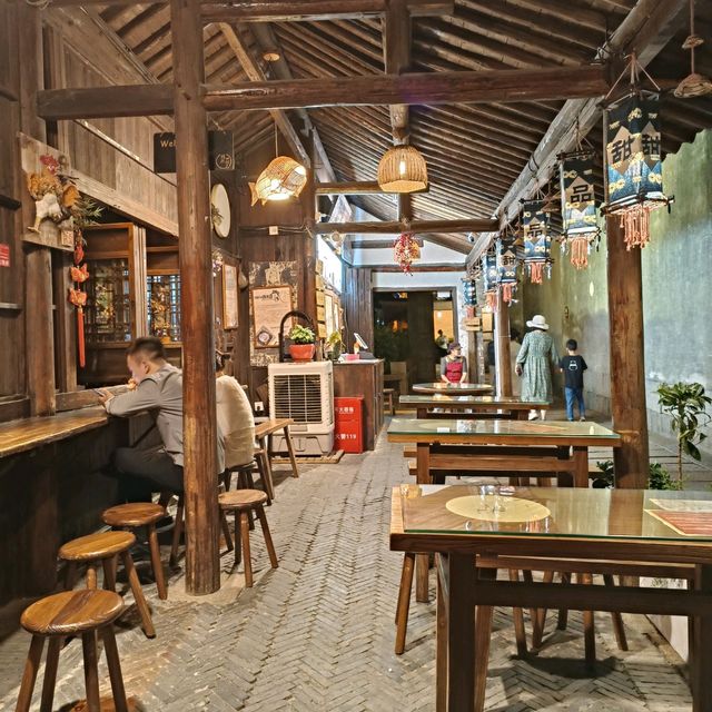 看着乌镇的夜景，吃着甜品