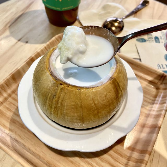 香港·杏甜品  超美味的椰皇燉雙皮奶