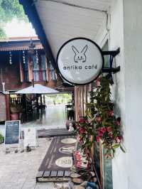 คาเฟ่ริมน้ำอยุธยาบรรยากาศวิวบ้านริมน้ำ-antika cafe