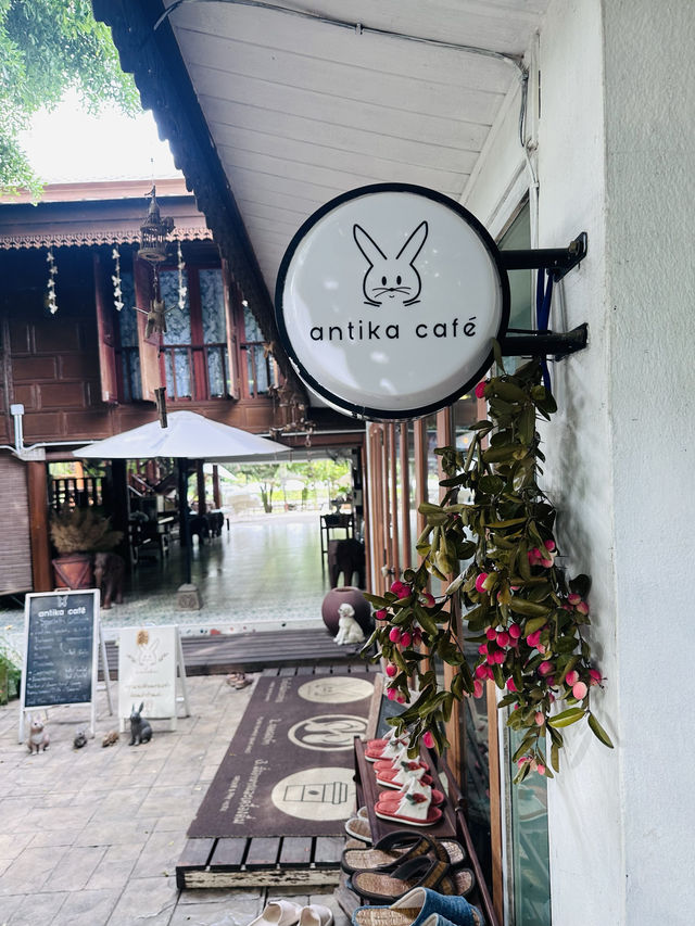 คาเฟ่ริมน้ำอยุธยาบรรยากาศวิวบ้านริมน้ำ-antika cafe