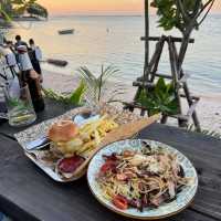 คาเฟ่ริมชายหาด ที่ศรีราชา "Little town Sriracha"