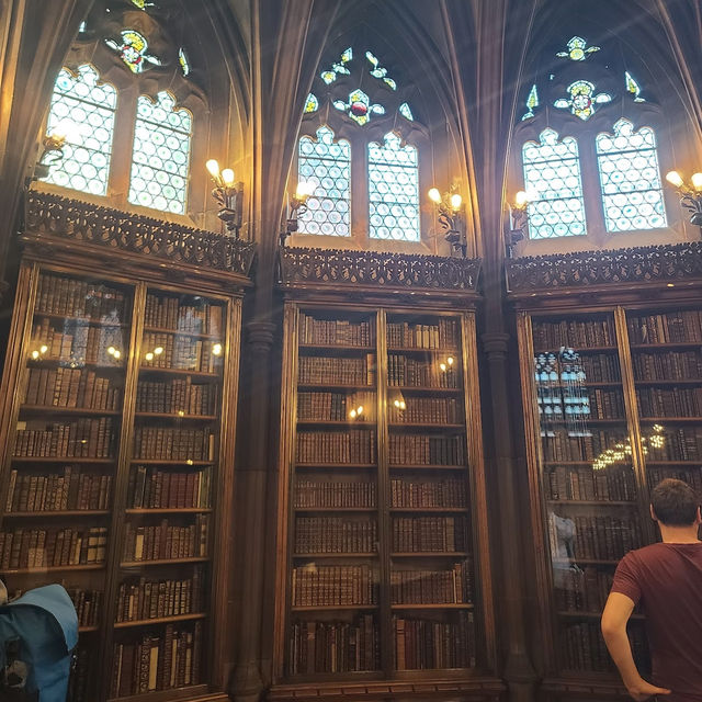 Step into a world of history and wonder at John Rylands Library, Manchester’s Gothic masterpiece! 