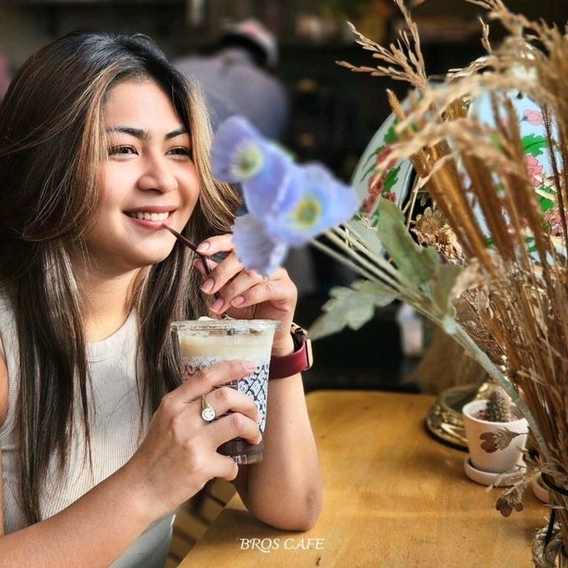 พามาหาคาเฟ่ชิลๆ ที่  Bros Cafe