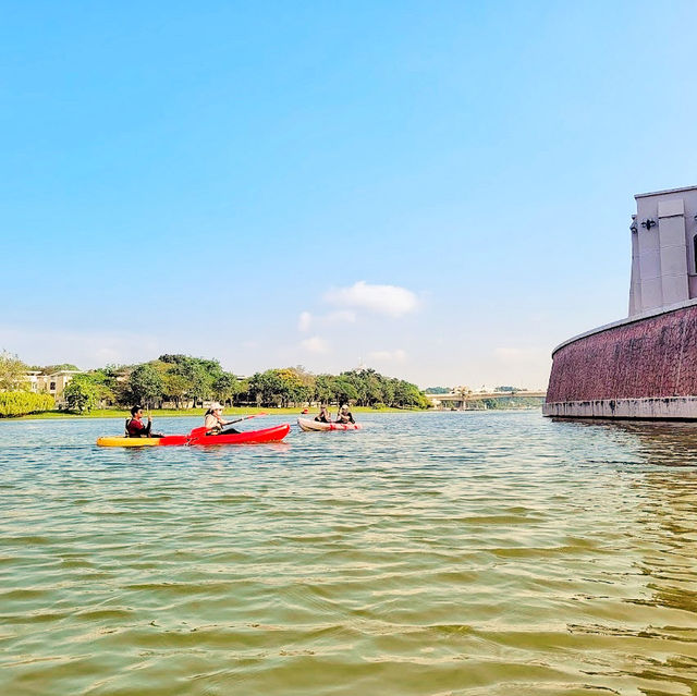 🇲🇾 Glide Across Calm Waters: Kayaking Adventures at Kelab Tasik Putrajaya 🇲🇾 Glide Across Calm Waters: Kayaking Adventures at Kelab Tasik Putrajaya
