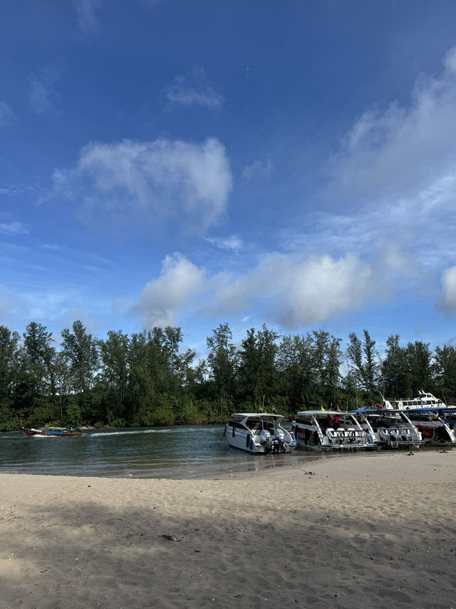 เดินเล่น ริมหาดนพรัตน์ธารา 🏖️ กระบี่
