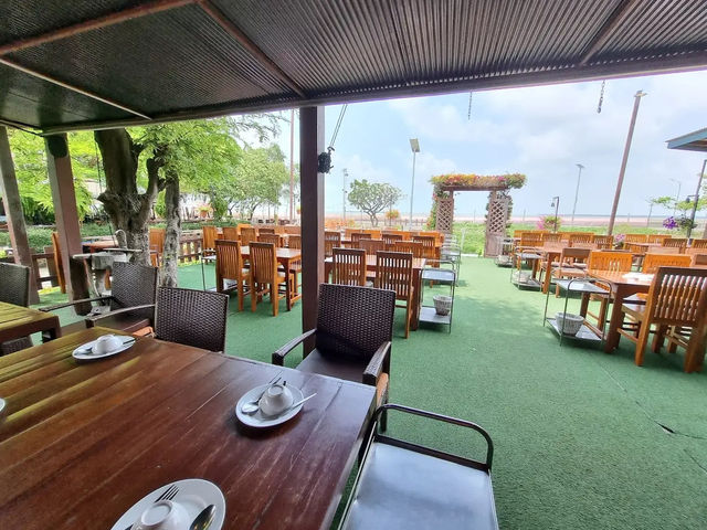 ”บ้านชิดลมบางปู“ ร้านอาหารติดทะเลย่านบางปู