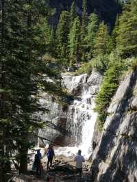 A SATISFYING HIKE FROM LAKE LOUISE TO LAKE AGNES