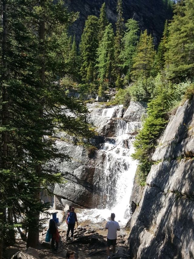 A SATISFYING HIKE FROM LAKE LOUISE TO LAKE AGNES