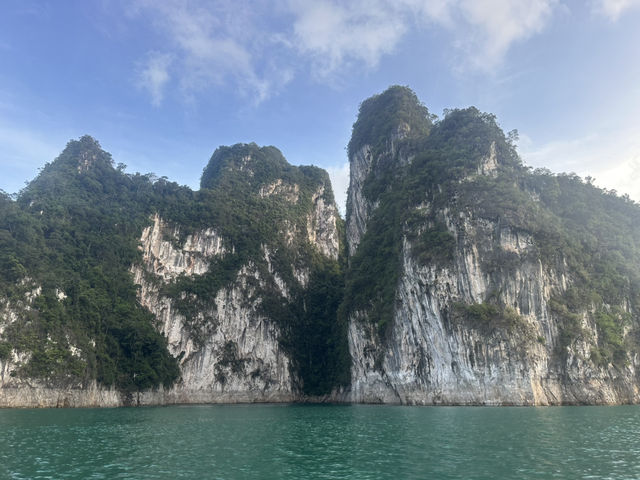 ล่องเรือเที่ยวเขื่อนเชี่ยวหลาน