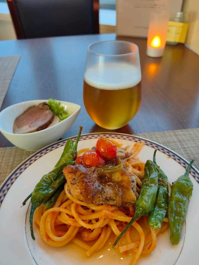 「橫濱洲際酒廊：無限供應飲品，晚上有現做Pizza」