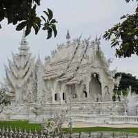 เที่ยวเชียงราย ไหว้พระวัดร่องขุ่นสวรรค์บนดิน