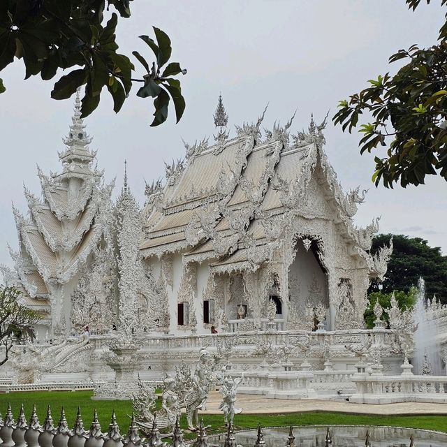 เที่ยวเชียงราย ไหว้พระวัดร่องขุ่นสวรรค์บนดิน