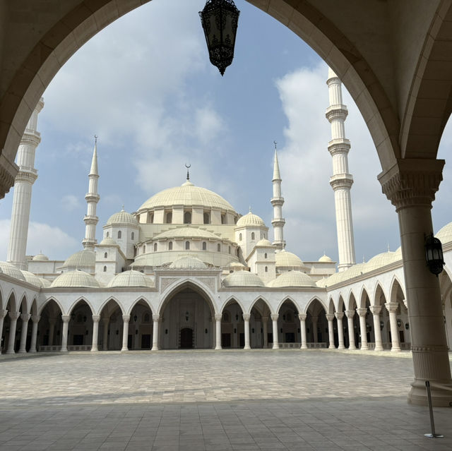 Review of the Sheikh Zayed Mosque in Fujairah free guided tour. 