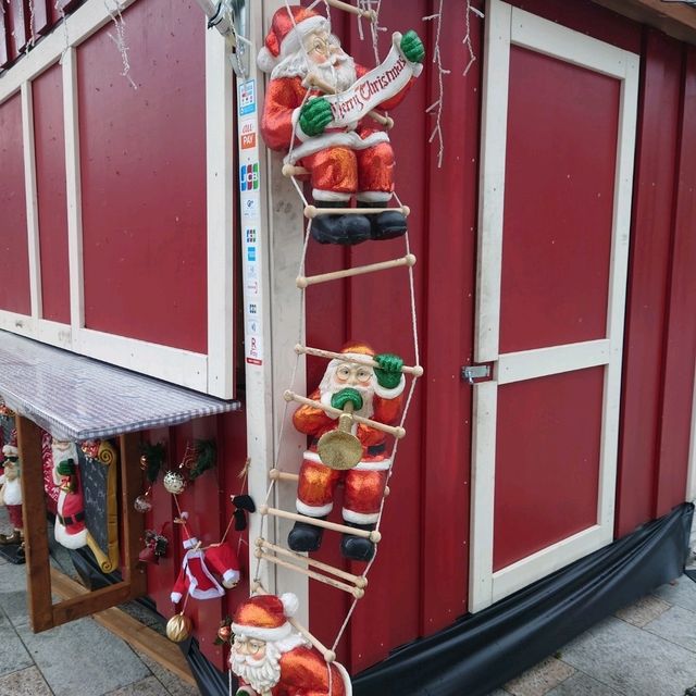 たくさんのサンタクロース！「天神クリスマスマーケット」