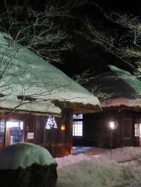 【栃木×湯西川】  雪化粧した茅葺き屋根の古民家とかまくら