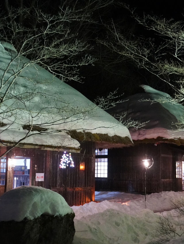 【栃木×湯西川】  雪化粧した茅葺き屋根の古民家とかまくら