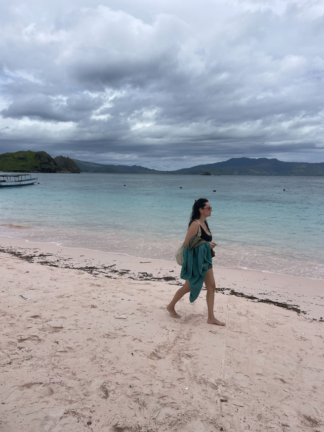 A Visit to Pink Beach on Padar Island: A Must-See Wonder! 🏖️🌸