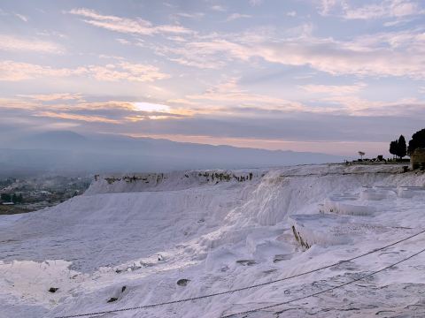 トルコのパムッカレ｜夢のような白い段々畑と温泉足湯体験 | Trip.com