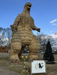 わらで作られたゴジラが凄すぎる！