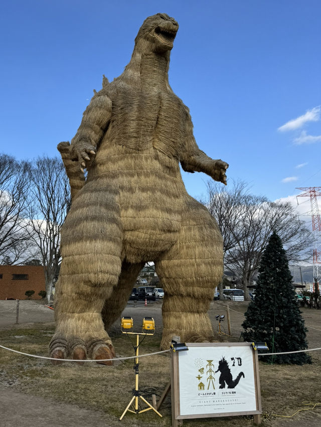 わらで作られたゴジラが凄すぎる！
